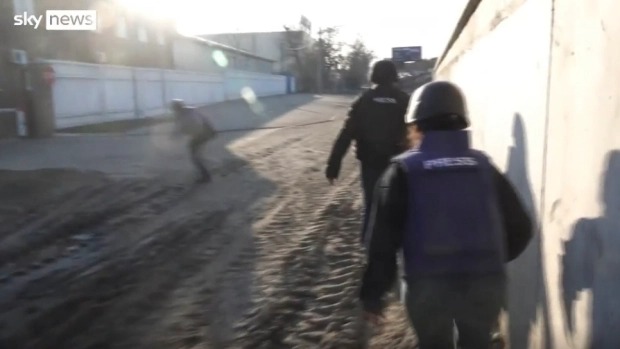 Momento aterrador captado en VIDEO: Dos periodistas británicos fueron baleados por las tropas rusas en Ucrania