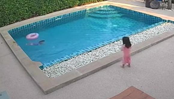 El momento que una niña de tres años salva a su hermana menor de ahogarse en una piscina (VIDEO)