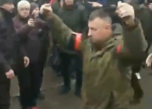 Ruso amenazó con destruir ciudad ucraniana portando granadas en mano y alcalde opuso resistencia (VIDEO)