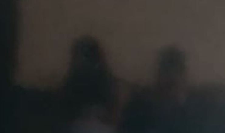 Mujer capturó en VIDEO a un “fantasma” sentado a su lado en el reflejo de la televisión