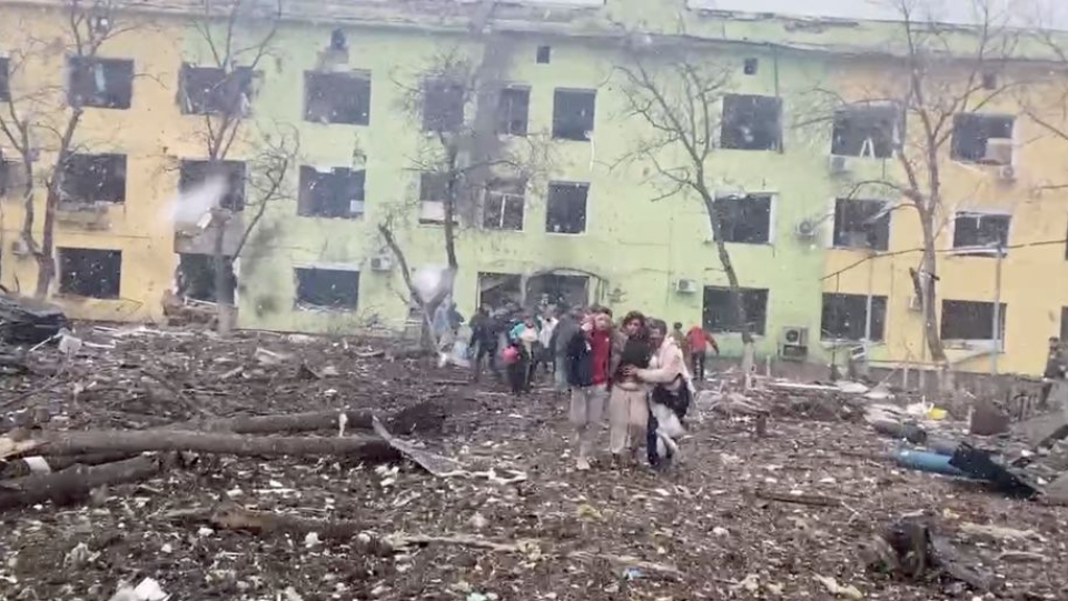 Horror y fosas comunes en Mariúpol (Video)