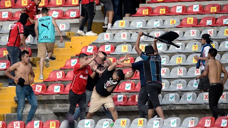 Violencia irracional y confusión en la cancha de Querétaro: “Inerte, le clavaron un picahielo en la cabeza”