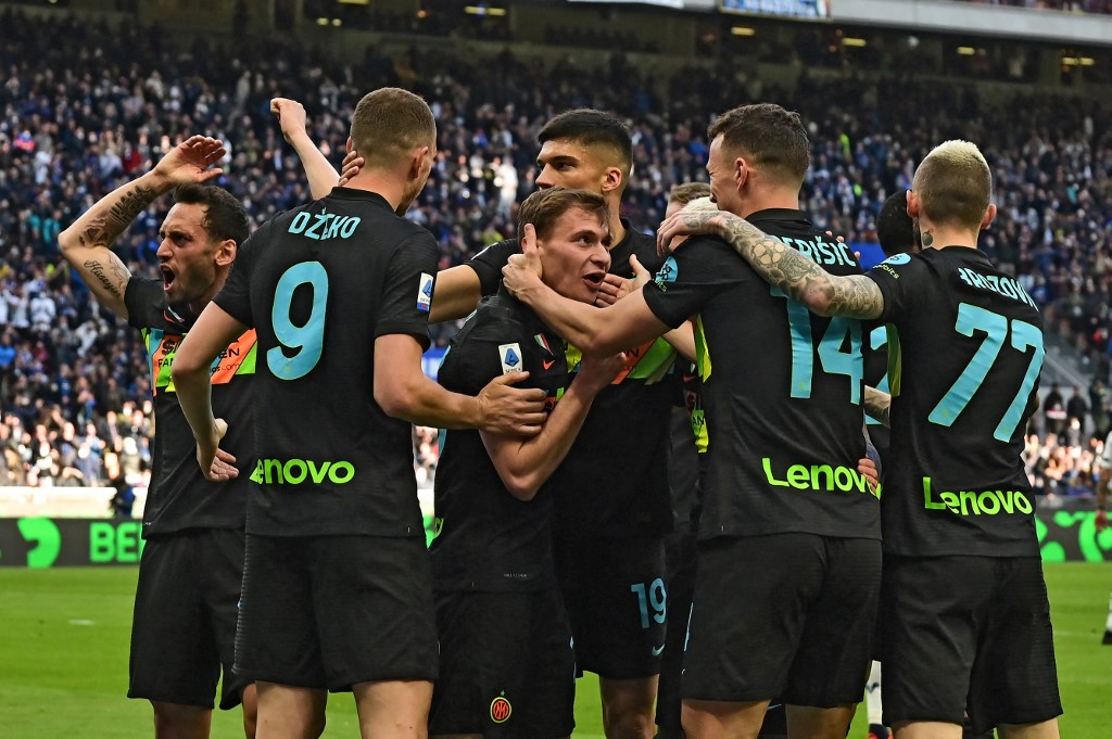 Inter cumplió ante Hellas Verona y acecha al líder AC Milan