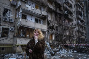 Al menos un muerto tras bombardeo ruso en una fábrica militar de Kiev