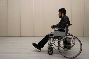 La silla de ruedas movida con la mente que perfeccionan jóvenes en Ecuador