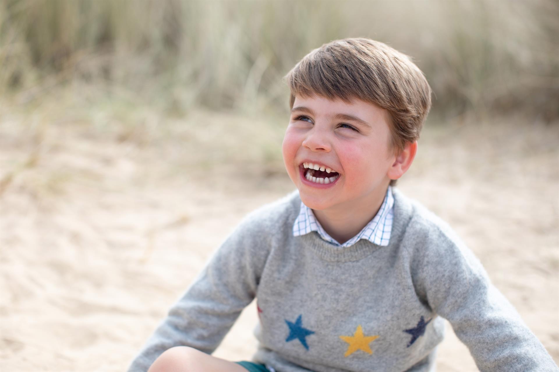 Divulgan fotos en la playa del príncipe Luis de Inglaterra, hijo de Kate y William por su cuarto cumpleaños