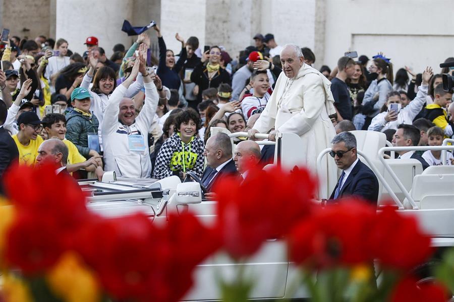 El papa Francisco congrega a 80 mil adolescentes en la plaza de San Pedro (FOTOS)