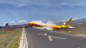 Un avión de carga se parte en dos en medio de la pista del aeropuerto internacional Juan Santamaría de Costa Rica (Videos)