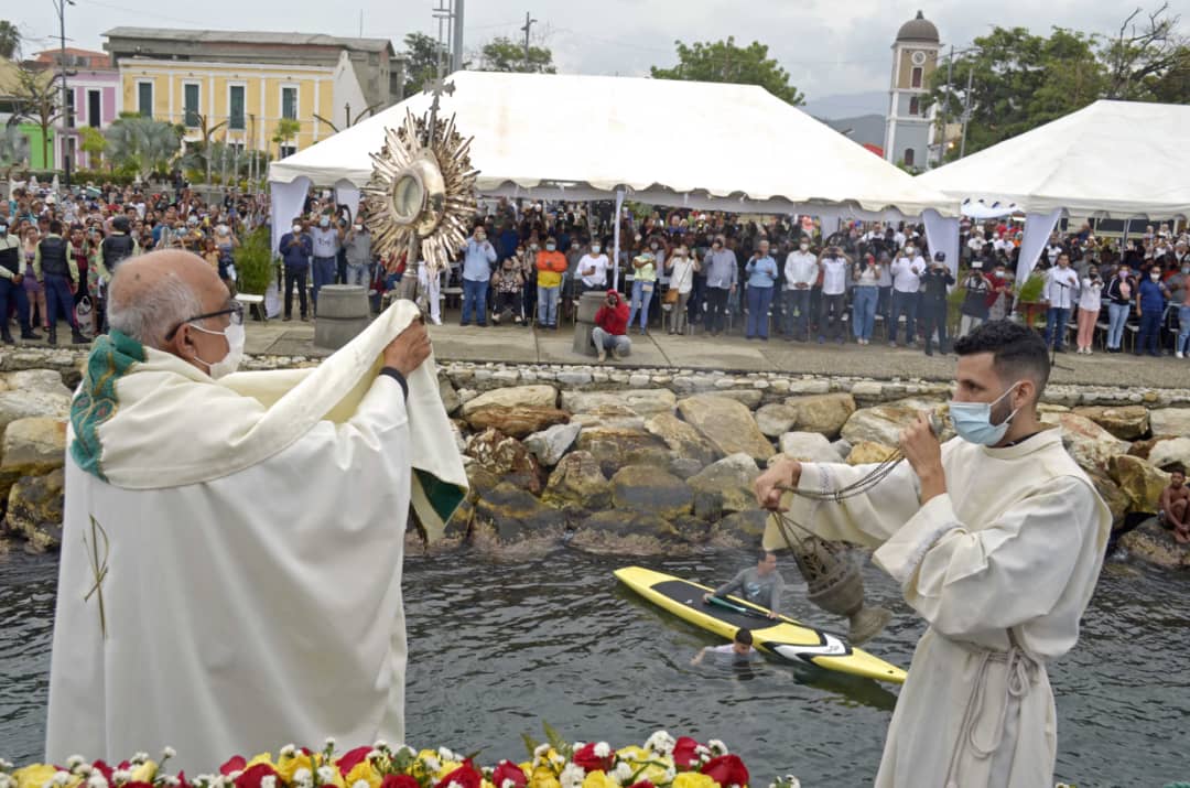 Tradicional Bendición del Mar reunió a los fieles en Puerto Cabello este Domingo de Resurrección (IMÁGENES)