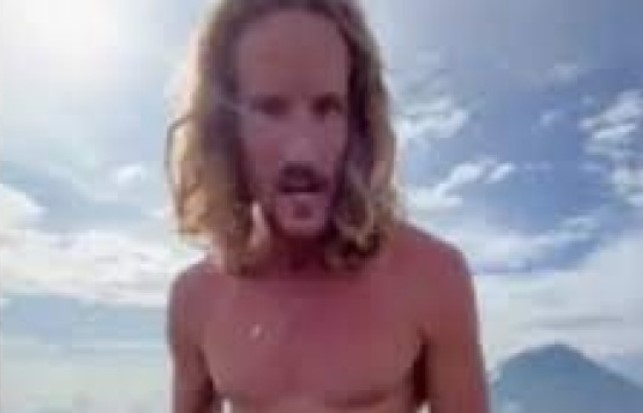 Bali deportará a canadiense por bailar desnudo en montaña sagrada