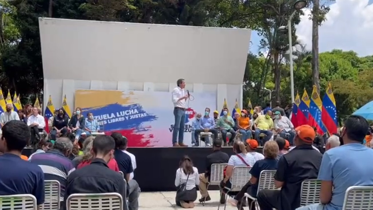 Guaidó se las canta al chavismo: es ilegal cobrar impuestos en dólares, quieren meter la mano en todos lados (VIDEO)
