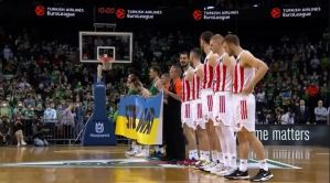 No quisieron posar con la bandera de Ucrania y fueron abucheados en la Euroliga (Video)