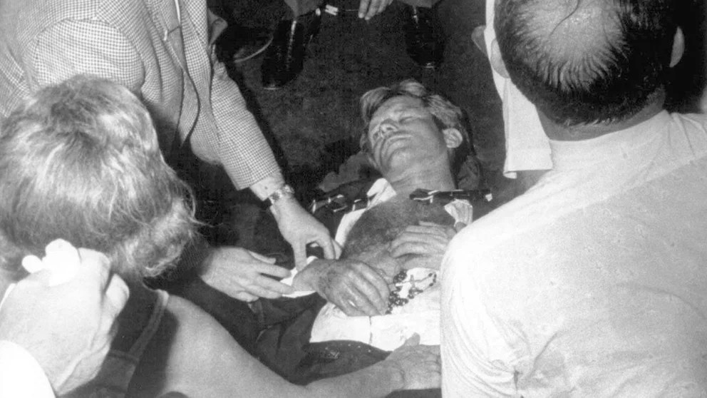 Los enigmas sobre la muerte de Bob Kennedy: trece disparos imposibles y un asesino programado por hipnosis