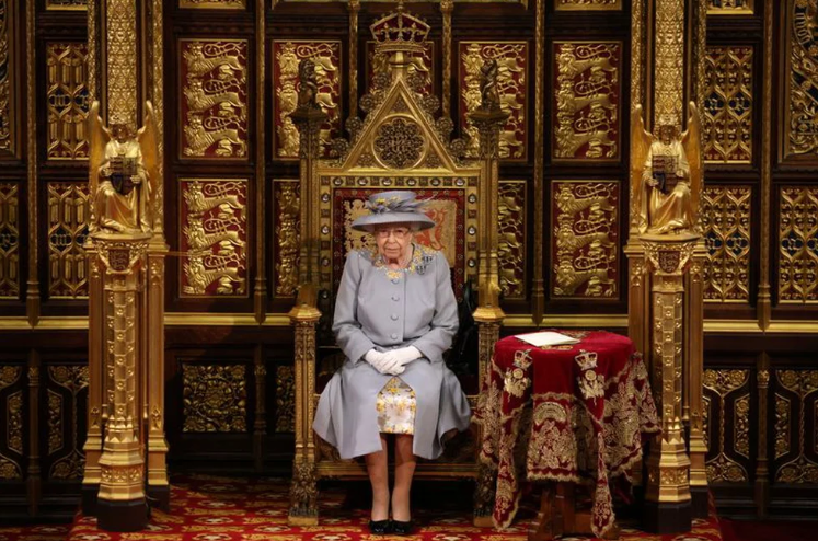 La reina Isabel II, “muy triste” por el asesinato de ex primer ministro japonés