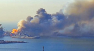 El video que muestra el crucero Moskva de Rusia alcanzado por misiles Neptún de Ucrania