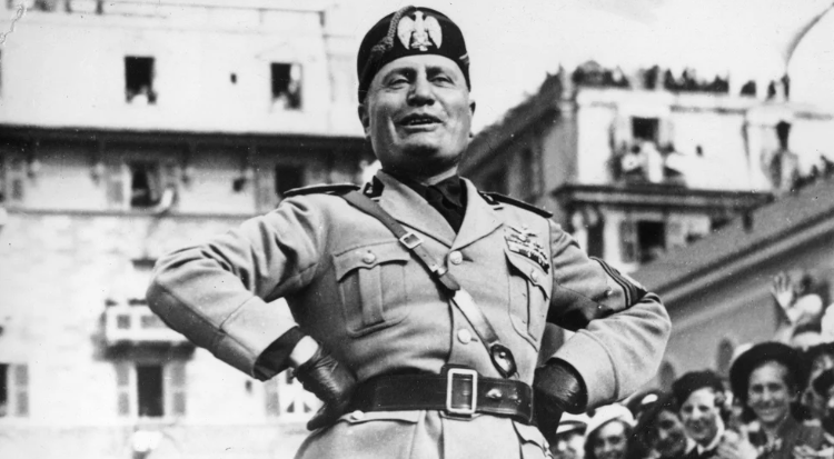 Las últimas horas de Mussolini y la brutal ejecución junto a su amante que lo abrazó frente al pelotón