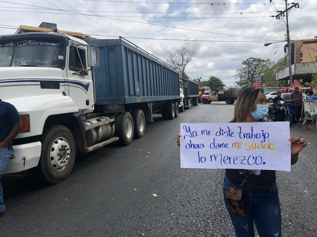 Cansados de “pasar hambre y caminar”, trabajadores de la salud protestaron para exigir pagos en Guárico (VIDEO)