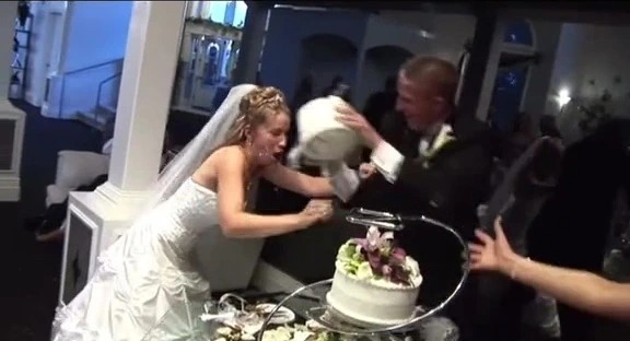 VIRAL: Novia termina ensangrentada el día de su boda luego que su pareja le estrellara el pastel en la cara (VIDEO)