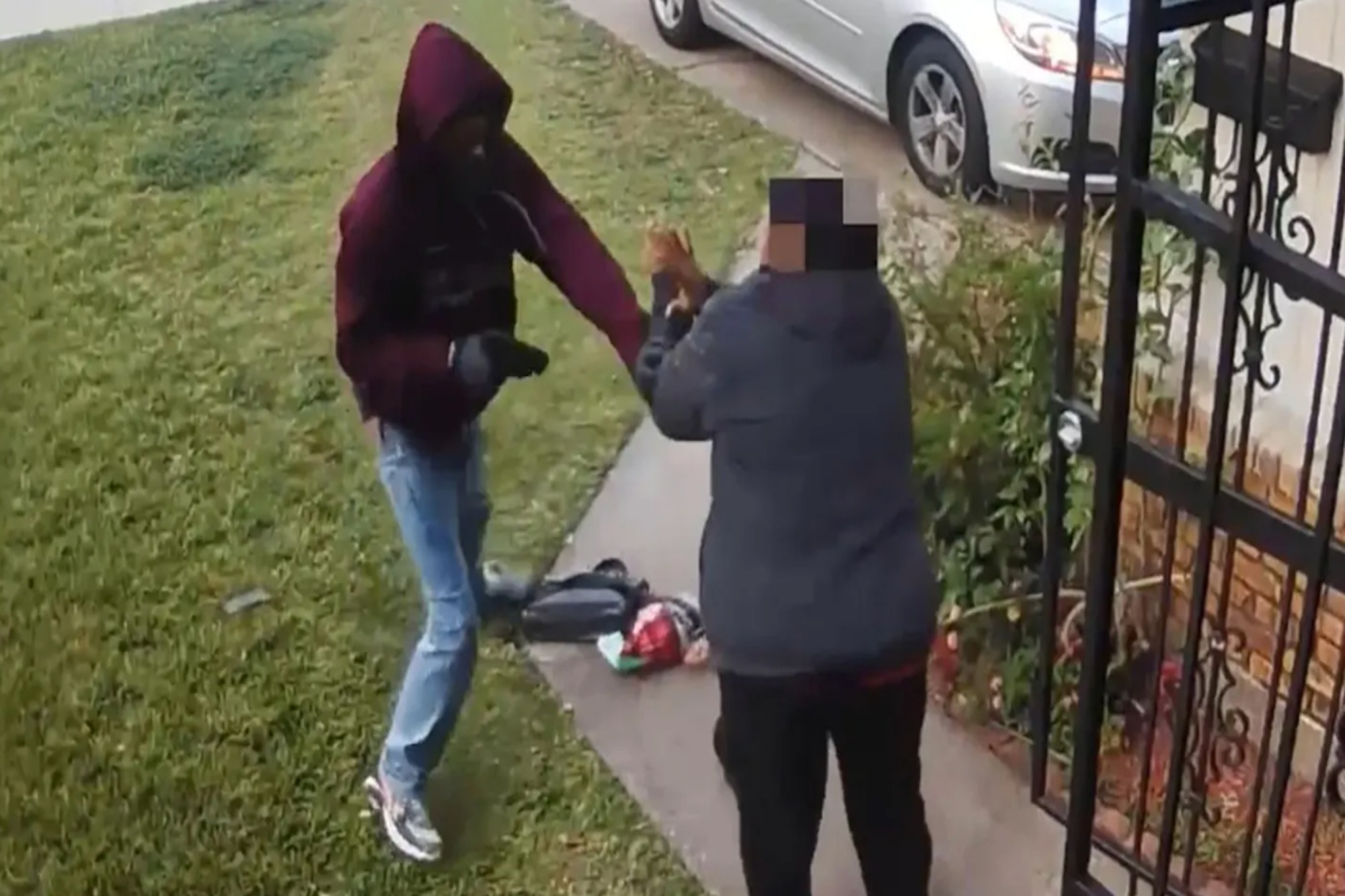 “Te volaré la cabeza”: Quedó horrorizada al sufrir un asalto en la entrada de su casa en Houston (VIDEO)