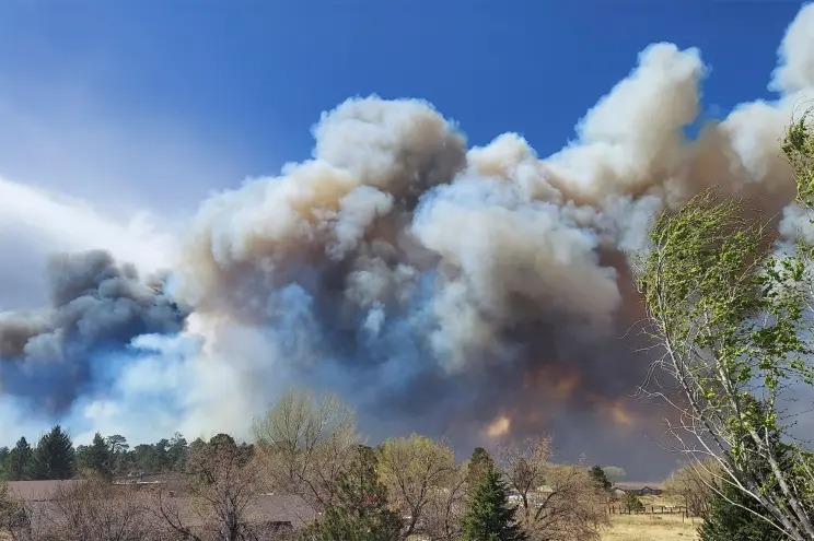 Feroces incendios forestales en Arizona destruyen estructuras y obligan a cientos de personas a evacuar