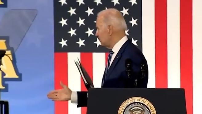 EN VIDEO: Biden le tendió la mano a una persona ¿invisible? y su despiste se hace VIRAL