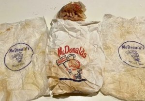 Encontró un paquete con papas fritas de McDonald’s de hace más de 60 años… y su olor le sorprendió
