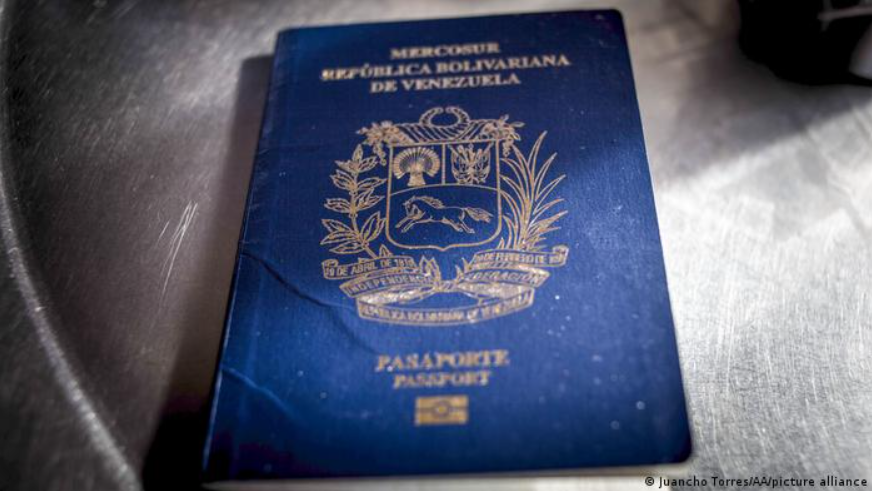DW: El pasaporte venezolano, ¿un papel sin valor?