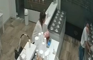 VIRAL: Mujer fue a la heladería y aprovechó un descuido para pesar a su bebé en la balanza (VIDEO)