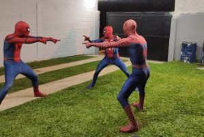 VIRAL: La épica aparición de tres Spider-Man en un cumpleaños se convierte en un patético desastre