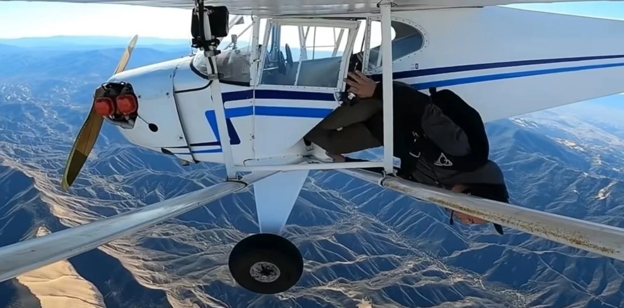 La historia de Trevor Jacob, el piloto que se lanzó de una avioneta en los cielos de EEUU y su caso dio un giro