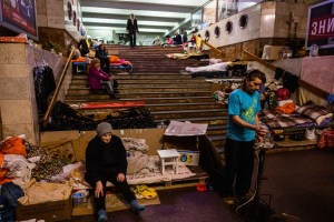 “Afuera la gente muere”, habitantes de Járkov todavía temen salir del metro