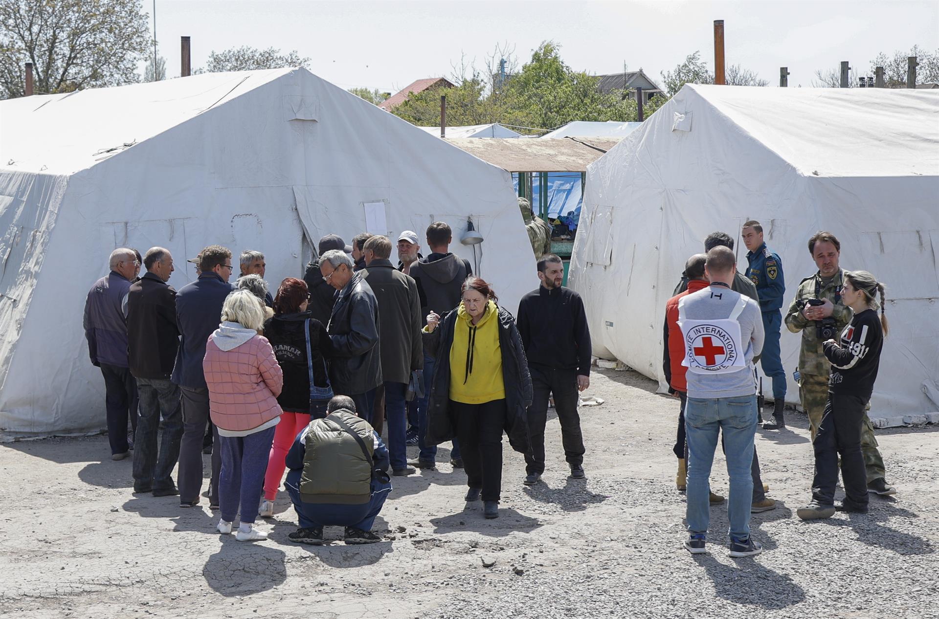 Al menos 100 civiles resisten en la planta de Azovstal, en Mariúpol