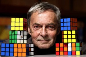 La historia del húngaro que inventó por casualidad el Cubo Rubik y el secreto del “número de Dios” para armarlo