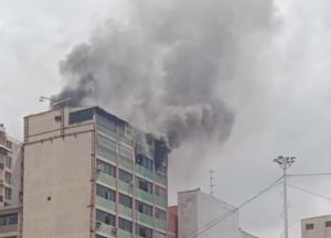 Reportaron incendio en edificio de Misión Vivienda en Caracas este #24May
