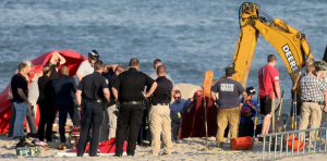 Diversión terminó en tragedia: Cavaba un pozo en la playa con un frisbee y murió aplastado por la arena (FOTOS)