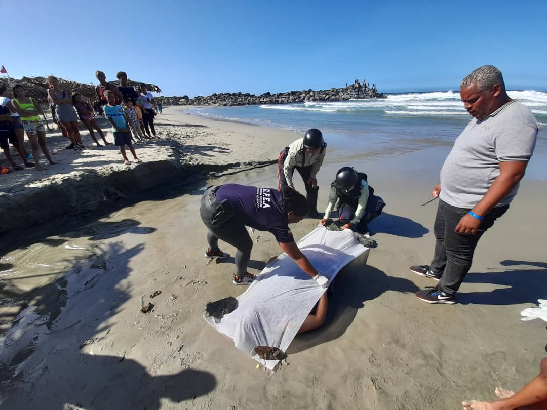 Rescatan el cuerpo de un PoliGuaicaipuro en Vargas mientras otro cadáver se encuentra desaparecido