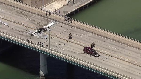 Al menos un muerto tras el accidente de una avioneta en puente de Miami Beach