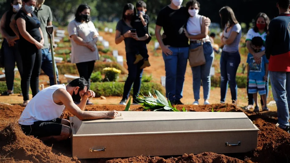 Antes de morir, dejó una lista VIP para su funeral: “Al resto, les deseo que sigan tan lejos como estuvieron”