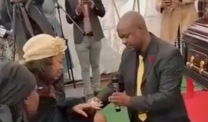 ¿Un dos por uno? Le propuso matrimonio a mujer en el funeral de su padre (VIDEO)