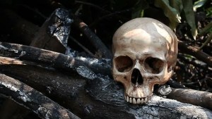 Controversia en Tailandia por una secta que convivía con cadáveres