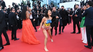 EN VIDEO: Mujer desnuda denunció violaciones rusas en Ucrania en alfombra roja del Festival de Cannes