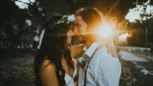 EN VIDEO: abusó con Photoshop y en las fotos de su boda terminó con… ¿DOS BOCAS?