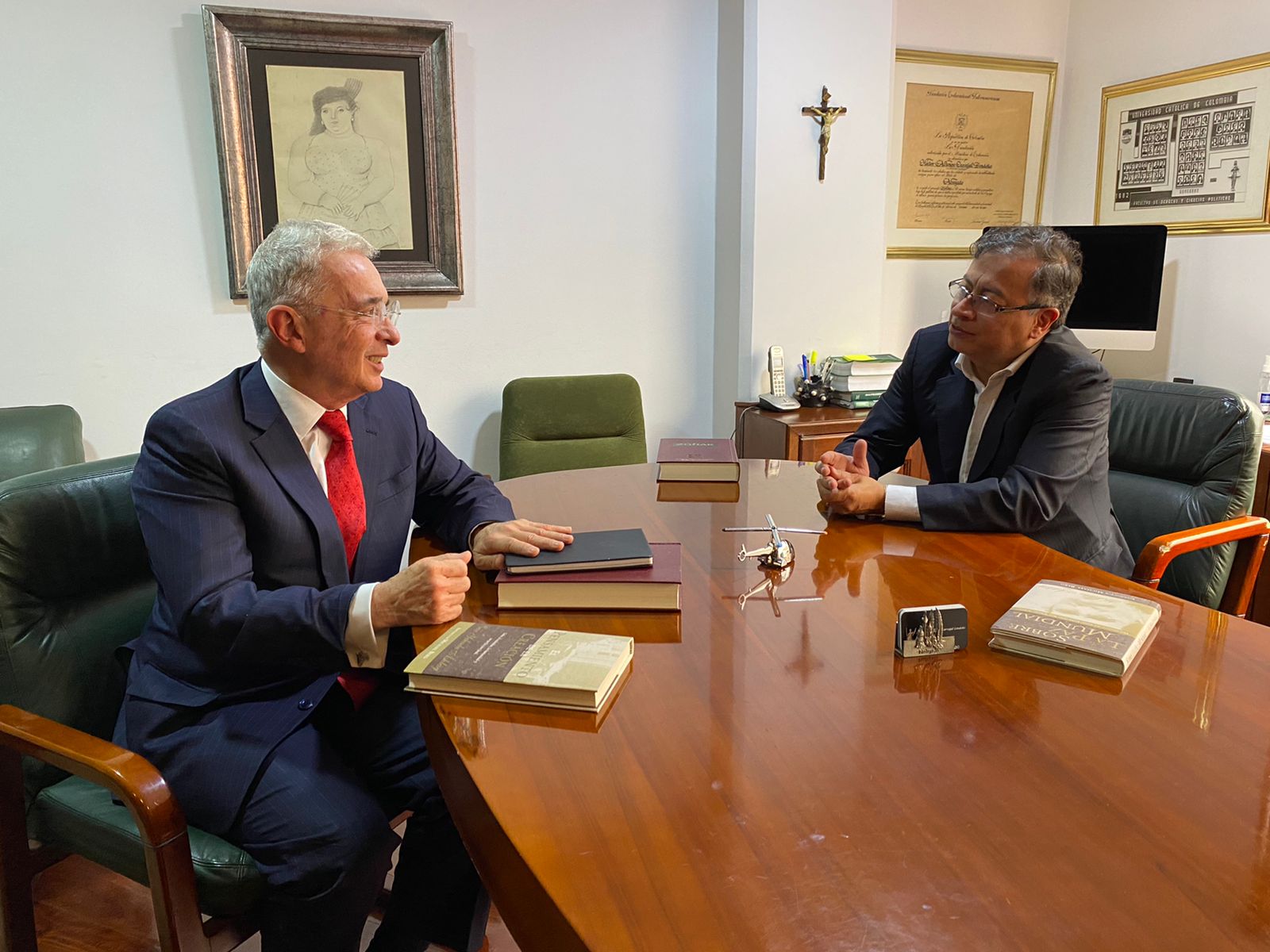 Uribe alertó a Colombia sobre los riesgos de depender del combustible venezolano