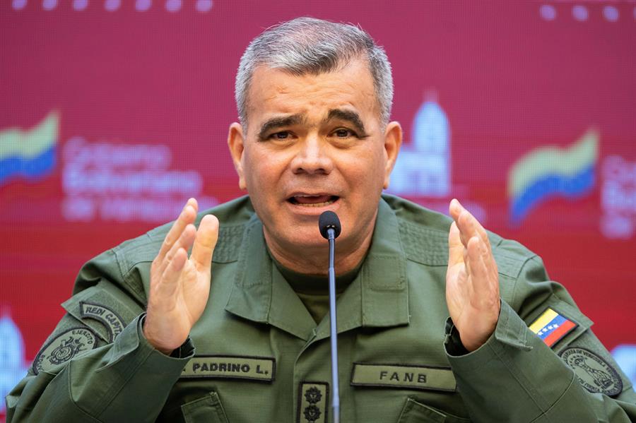 Maduro ratificó por enésima vez a Padrino López como su “ministro de Defensa”