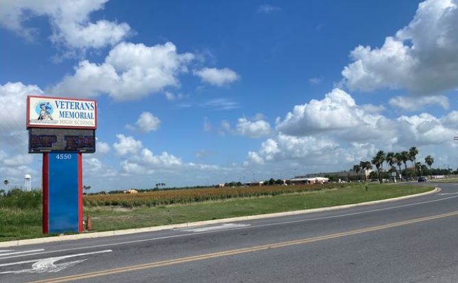 Detuvieron a estudiante de Texas que tenía arma y municiones en su vehículo