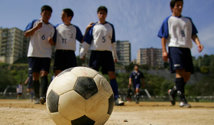 Hinchas apuñalan a un árbitro durante un partido de fútbol amateur en Chile