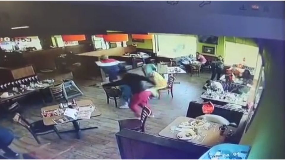 Imágenes fuertes: Momento en que sujetos atacaron a disparos un restaurante en México