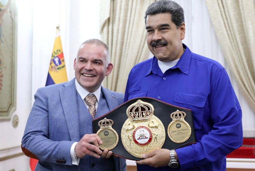 Canelo, prepárate: AMB entregó título de “campeón honorario” a Maduro (Video)
