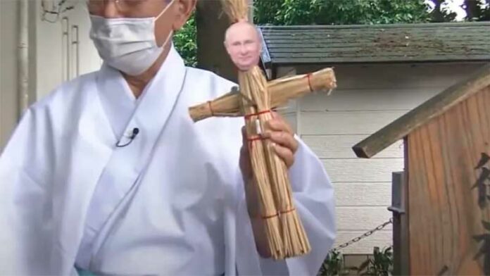 “Rezo por su muerte”: viejito japonés es detenido por colgar muñecos vudú contra Putin en santuarios (VIDEO)