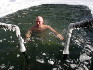 Nadar en aguas heladas: cuáles son los beneficios y riesgos para el cuerpo